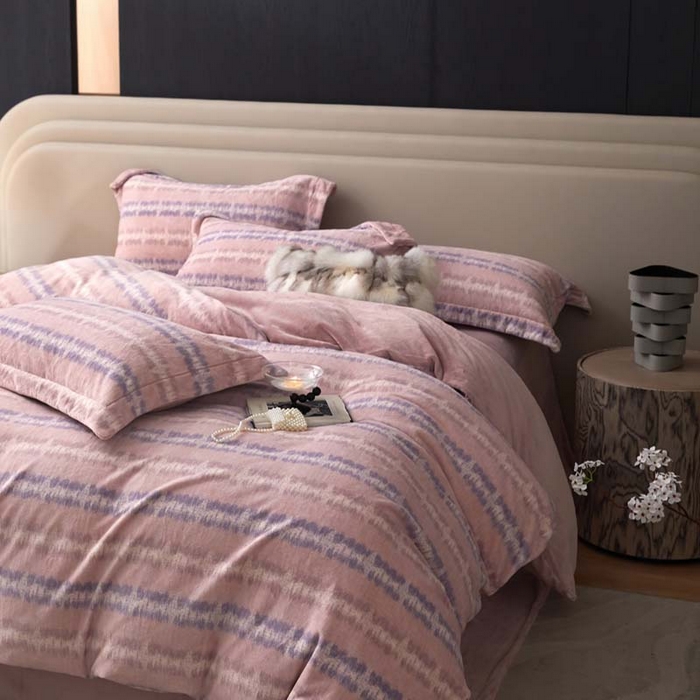 91家纺网 家纺一手货源 找家纺 金奇达家纺 2024秋冬新品保暖加厚绒类热氧™绒绒四件套-【格里克】（全网控价{折后券后}不低于258元） 娜拉粉