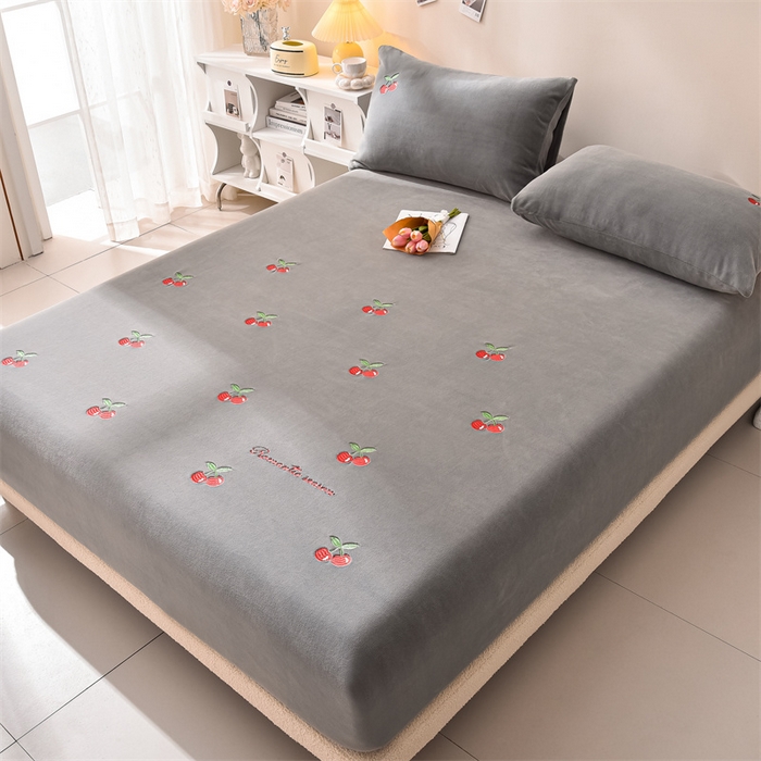 91家纺网 家纺一手货源 找家纺 笙意家纺 2025新款A类牛奶绒花卉刺绣单床笠 樱桃-浅灰