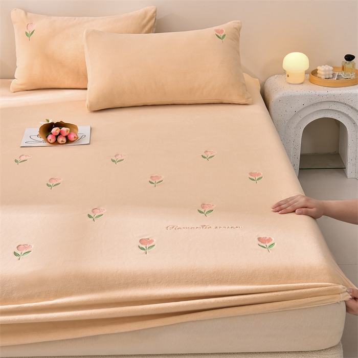 91家纺网 家纺一手货源 找家纺 笙意家纺 2025新款A类牛奶绒花卉刺绣单床笠 郁金香-香槟