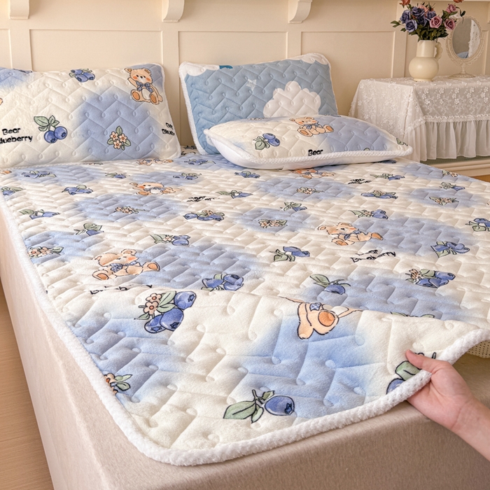 91家纺网 家纺一手货源 找家纺 小萌虎 2024新款牛奶绒床垫 蓝莓小熊