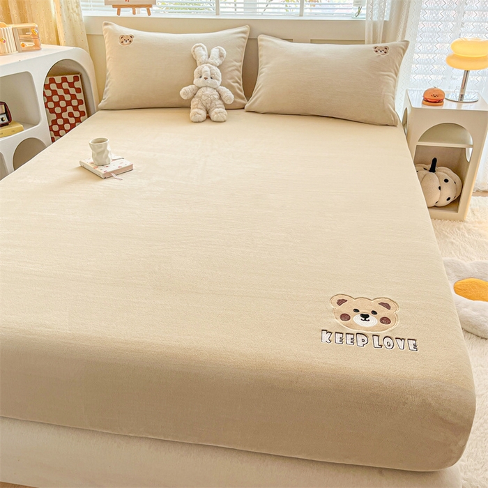 91家纺网 家纺一手货源 找家纺 笙意家纺 2025新款牛奶绒卡通单品刺绣床笠 萌熊-奶茶