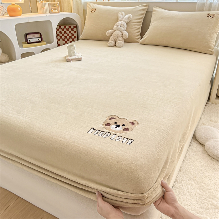 91家纺网 家纺一手货源 找家纺 笙意家纺 2025新款牛奶绒卡通单品刺绣床笠 萌熊-奶茶