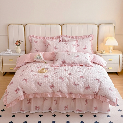 91家纺网 家纺一手货源 找家纺 （总）爱妮玖玖家纺 2024新款全棉印花小蕾丝夹棉床裙配夹棉被套四件套