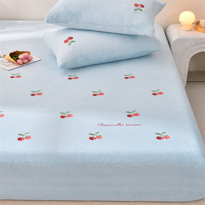 91家纺网 家纺一手货源 找家纺 笙意家纺 2025新款A类牛奶绒花卉刺绣单床笠 樱桃-婴儿蓝