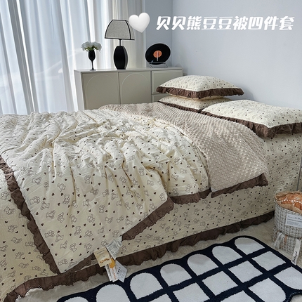 91家纺网 家纺一手货源 找家纺 佰织鑫家居 2024新款秋冬全棉法式床盖款豆豆被四件套 贝贝熊