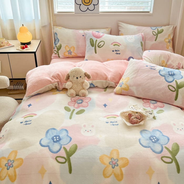 91家纺网 家纺一手货源 找家纺 捌月 2024新款童话镇系列高克重印花牛奶绒四件套卡通小清新加厚保暖绒套件 花漾