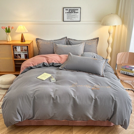 91家纺网 家纺一手货源 找家纺 菲梵家纺 2025新款纯色双拼全棉加厚磨毛刺绣款四件套（自然光场景）山灰+铂金粉