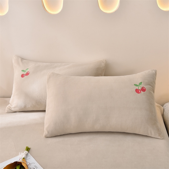 91家纺网 家纺一手货源 找家纺 笙意家纺 2025新款A类牛奶绒花卉刺绣单床笠 樱桃-山灰