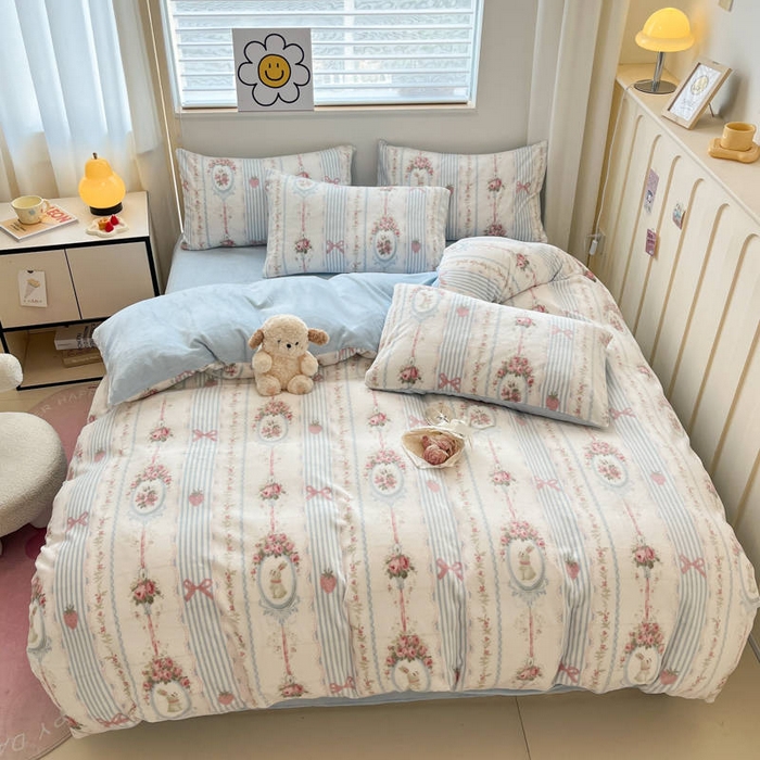 91家纺网 家纺一手货源 找家纺 捌月 2024新款童话镇系列高克重印花牛奶绒四件套卡通小清新加厚保暖绒套件 梦乐兔