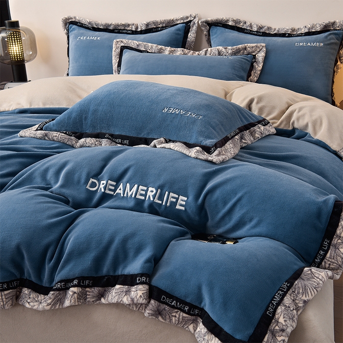 91家纺网 家纺一手货源 找家纺 笙意家纺 2025新款牛奶绒宽边刺绣四件套-菲奥娜系列 菲奥娜-宾利蓝+山灰