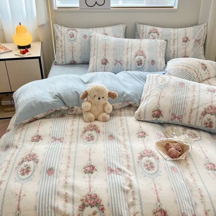 91家纺网 家纺一手货源 找家纺 捌月 2024新款童话镇系列高克重印花牛奶绒四件套卡通小清新加厚保暖绒套件 梦乐兔