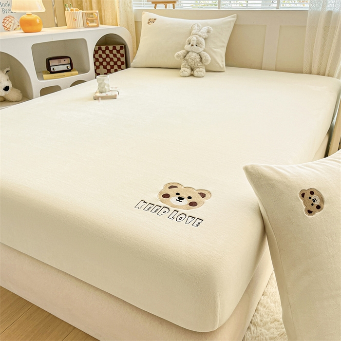 91家纺网 家纺一手货源 找家纺 笙意家纺 2025新款牛奶绒卡通单品刺绣床笠 萌熊-奶昔白