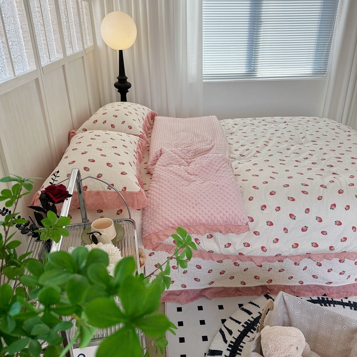 91家纺网 家纺一手货源 找家纺 佰织鑫家居 2024新款秋冬全棉法式床盖款豆豆被四件套 甜甜草莓