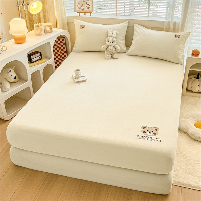 91家纺网 家纺一手货源 找家纺 笙意家纺 2025新款牛奶绒卡通单品刺绣床笠 萌熊-奶昔白