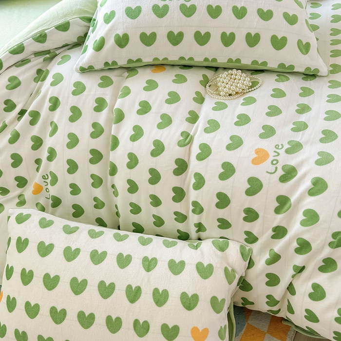 91家纺网 家纺一手货源 找家纺 觅妮家纺 2025新款高克重秋冬加厚印花牛奶绒四件套 爱心绿