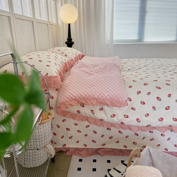 91家纺网 家纺一手货源 找家纺 佰织鑫家居 2024新款秋冬全棉法式床盖款豆豆被四件套 甜甜草莓