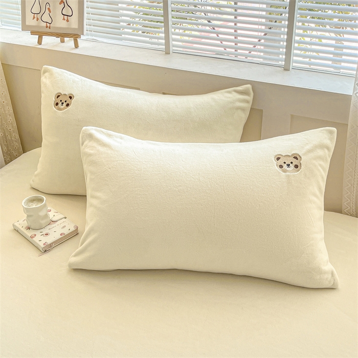 91家纺网 家纺一手货源 找家纺 笙意家纺 2025新款牛奶绒卡通单品刺绣床笠 萌熊-奶昔白