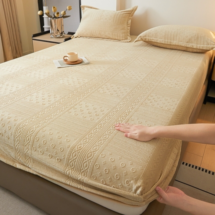 91家纺网 家纺一手货源 找家纺 久云居 2024新款高克重雕花牛奶绒床笠 卡其