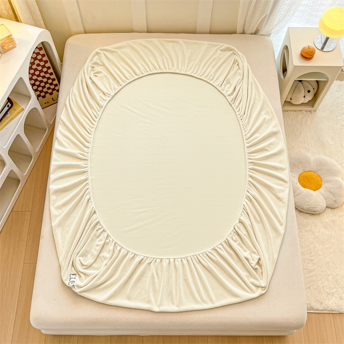 91家纺网 家纺一手货源 找家纺 笙意家纺 2025新款牛奶绒卡通单品刺绣床笠 萌熊-奶昔白