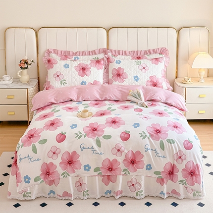 91家纺网 家纺一手货源 找家纺 （总）爱妮玖玖家纺 2024新款全棉印花小蕾丝夹棉床裙配双针被套