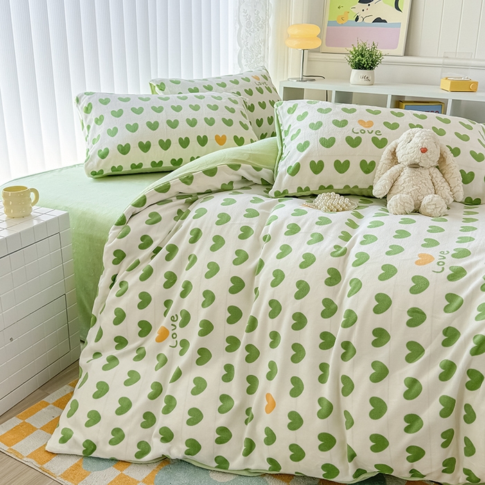 91家纺网 家纺一手货源 找家纺 觅妮家纺 2025新款高克重秋冬加厚印花牛奶绒四件套 爱心绿