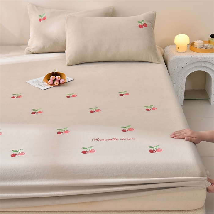 91家纺网 家纺一手货源 找家纺 笙意家纺 2025新款A类牛奶绒花卉刺绣单床笠 樱桃-山灰