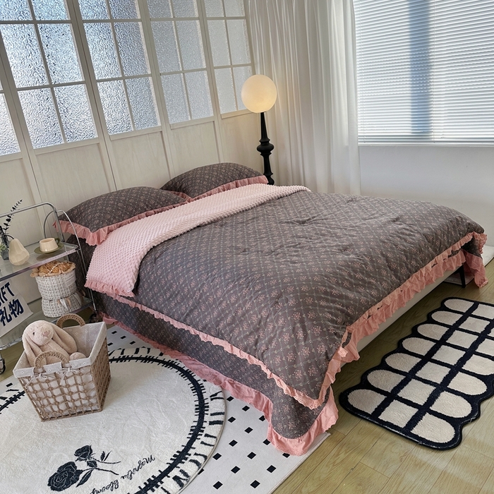 91家纺网 家纺一手货源 找家纺 佰织鑫家居 2024新款秋冬全棉法式床盖款豆豆被四件套 薇薇安