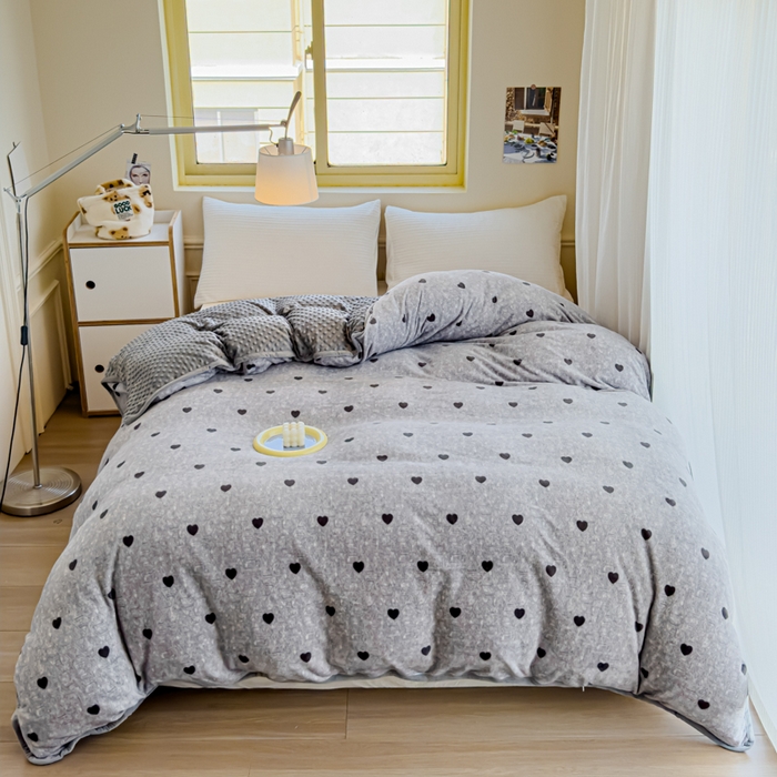 91家纺网 家纺一手货源 找家纺 元熙 2024新款印花小清新韩国绒牛奶绒豆豆床盖四件套-小爱心灰