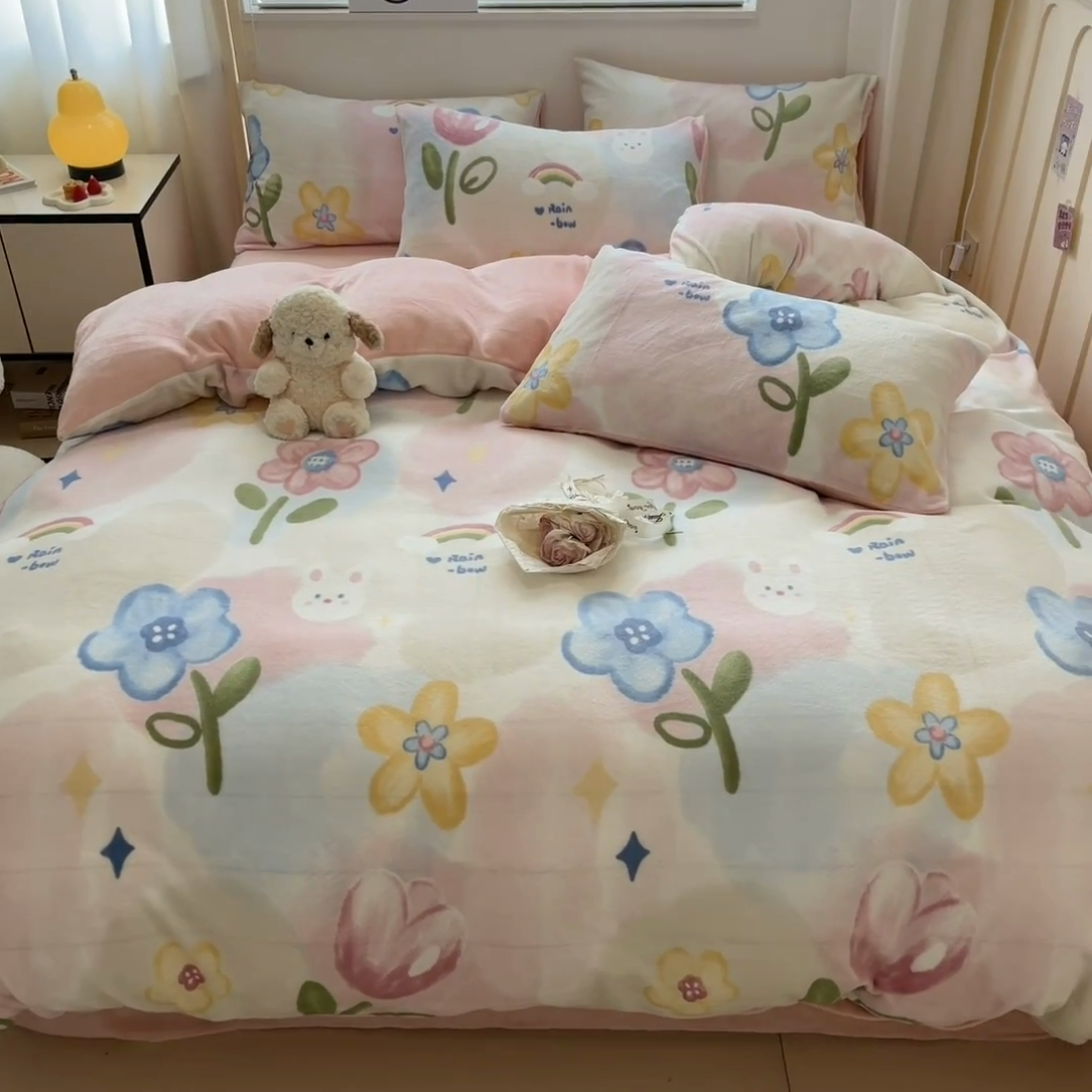 91家纺网 家纺一手货源 找家纺 捌月 2024新款童话镇系列高克重印花牛奶绒四件套卡通小清新加厚保暖绒套件 花漾
