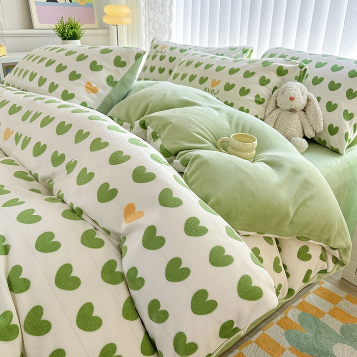 91家纺网 家纺一手货源 找家纺 觅妮家纺 2025新款高克重秋冬加厚印花牛奶绒四件套 爱心绿