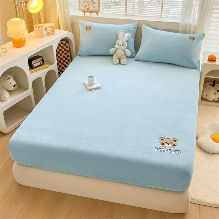 91家纺网 家纺一手货源 找家纺 笙意家纺 2025新款牛奶绒卡通单品刺绣床笠 萌熊-婴儿蓝