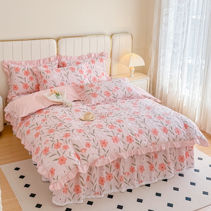 91家纺网 家纺一手货源 找家纺 （总）爱妮玖玖家纺 2024新款全棉印花小蕾丝夹棉床裙配夹棉被套四件套