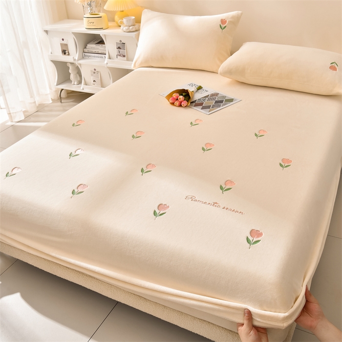 91家纺网 家纺一手货源 找家纺 笙意家纺 2025新款A类牛奶绒花卉刺绣单床笠 郁金香-奶昔白