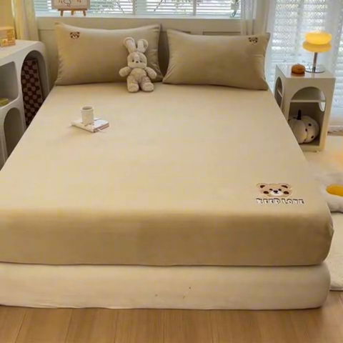 91家纺网 家纺一手货源 找家纺 笙意家纺 2025新款牛奶绒卡通单品刺绣床笠 萌熊-奶茶