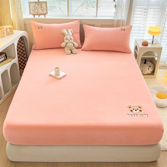 91家纺网 家纺一手货源 找家纺 笙意家纺 2025新款牛奶绒卡通单品刺绣床笠 萌熊-浅粉