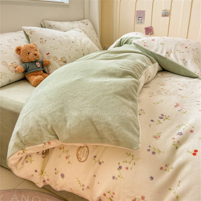 91家纺网 家纺一手货源 找家纺 捌月 2024新款童话镇系列高克重印花牛奶绒四件套卡通小清新加厚保暖绒套件 花枝猫