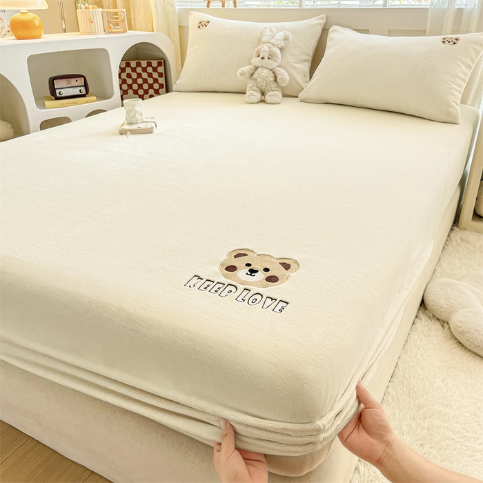 91家纺网 家纺一手货源 找家纺 笙意家纺 2025新款牛奶绒卡通单品刺绣床笠 萌熊-奶昔白