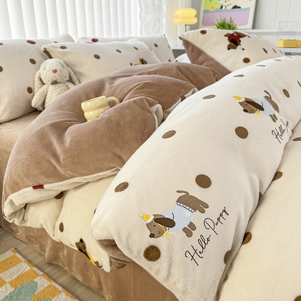 91家纺网 家纺一手货源 找家纺 觅妮家纺 2025新款全消光200g高克重秋冬加厚印花牛奶绒单被套 腊肠狗
