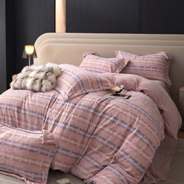 91家纺网 家纺一手货源 找家纺 金奇达家纺 2024秋冬新品保暖加厚绒类热氧™绒绒四件套-【格里克】（全网控价{折后券后}不低于258元） 娜拉粉