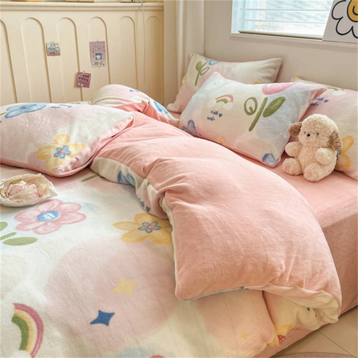 91家纺网 家纺一手货源 找家纺 捌月 2024新款童话镇系列高克重印花牛奶绒四件套卡通小清新加厚保暖绒套件 花漾