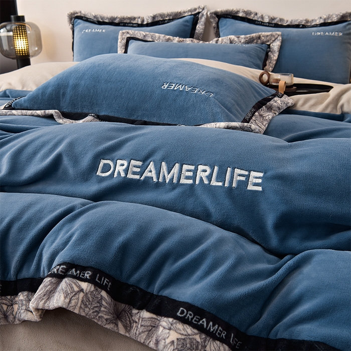 91家纺网 家纺一手货源 找家纺 笙意家纺 2025新款牛奶绒宽边刺绣四件套-菲奥娜系列 菲奥娜-宾利蓝+山灰