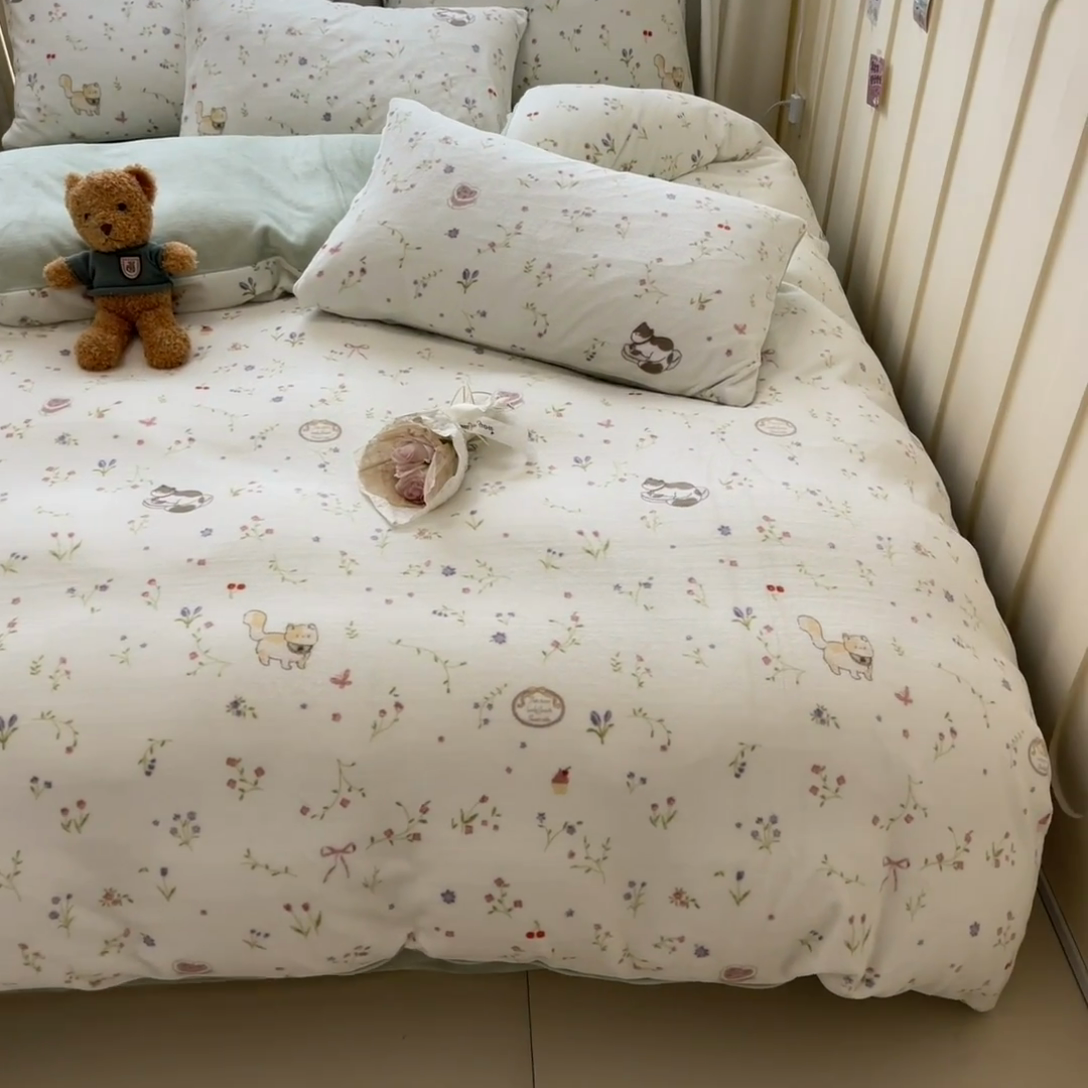 91家纺网 家纺一手货源 找家纺 捌月 2024新款童话镇系列高克重印花牛奶绒四件套卡通小清新加厚保暖绒套件 花枝猫