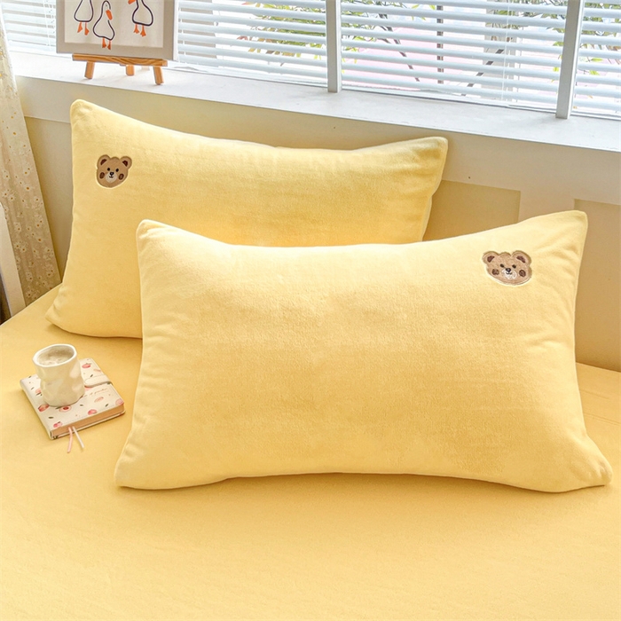 91家纺网 家纺一手货源 找家纺 笙意家纺 2025新款牛奶绒卡通单品刺绣床笠 萌熊-暖黄