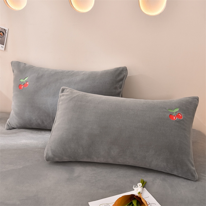 91家纺网 家纺一手货源 找家纺 笙意家纺 2025新款A类牛奶绒花卉刺绣单床笠 樱桃-浅灰