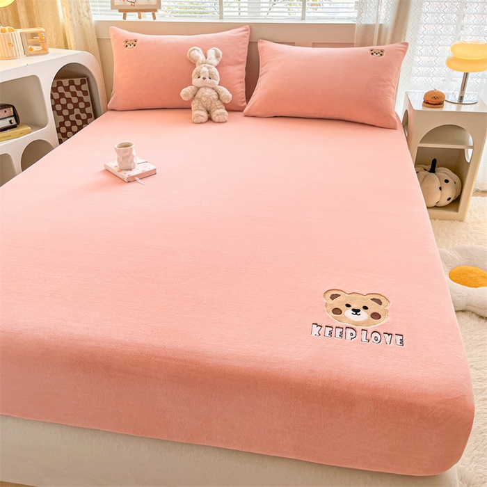 91家纺网 家纺一手货源 找家纺 笙意家纺 2025新款牛奶绒卡通单品刺绣床笠 萌熊-浅粉