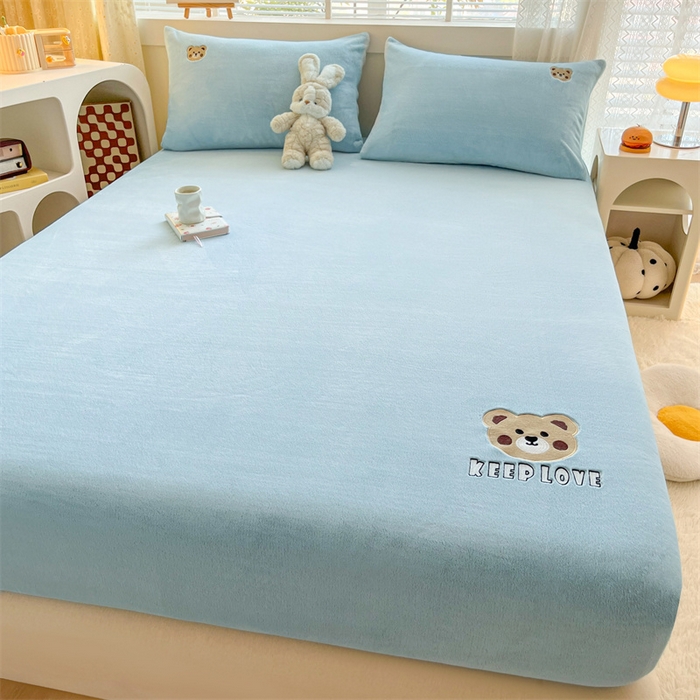 91家纺网 家纺一手货源 找家纺 笙意家纺 2025新款牛奶绒卡通单品刺绣床笠 萌熊-婴儿蓝