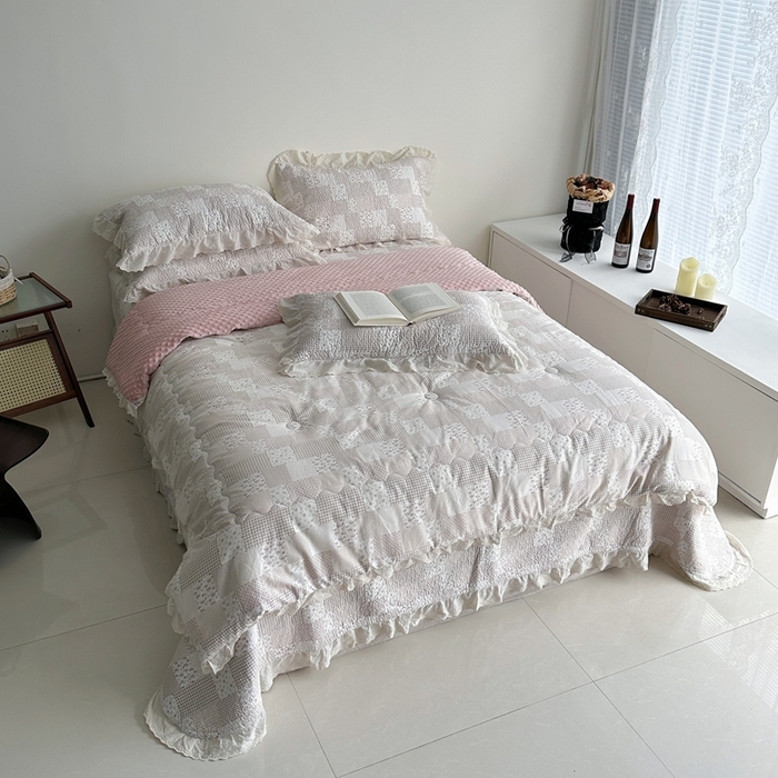 91家纺网 家纺一手货源 找家纺 佰织鑫家居 2024新款秋冬全棉法式床盖款豆豆被四件套 芳柔