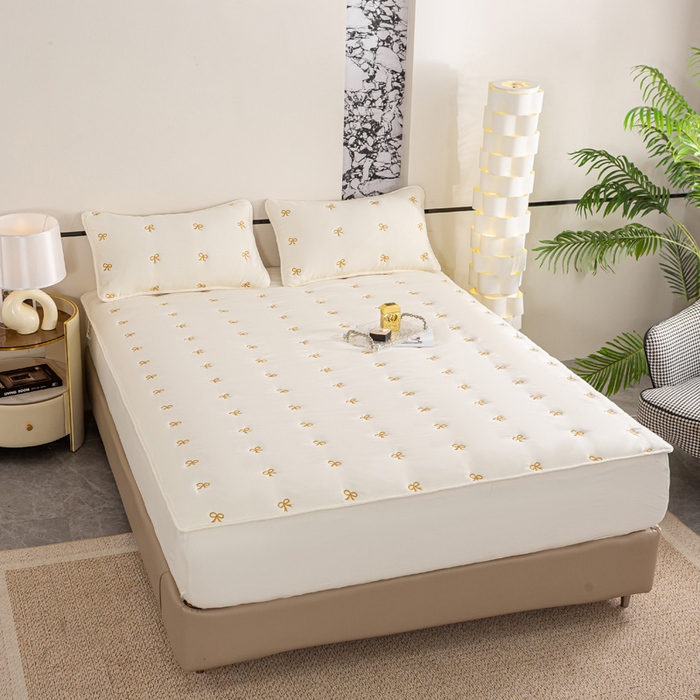 91家纺网 家纺一手货源 找家纺 米柳家纺 2024新款水洗棉大豆夹棉床笠 蝴蝶结-米白