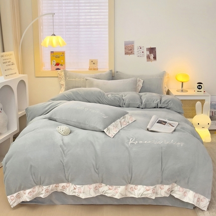 91家纺网 家纺一手货源 找家纺 星尚家纺 2024新款全消光A类230g牛奶绒刺绣四件套-郁金香 高级灰