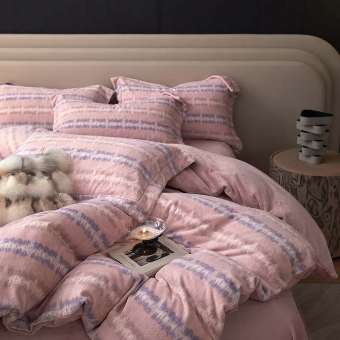 91家纺网 家纺一手货源 找家纺 金奇达家纺 2024秋冬新品保暖加厚绒类热氧™绒绒四件套-【格里克】（全网控价{折后券后}不低于258元） 娜拉粉